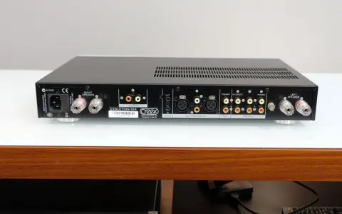 Tylna ścianka wzmacniacza Creek Evolution 50A z licznymi złączami: głośnikowymi, RCA, XLR i zasilania.