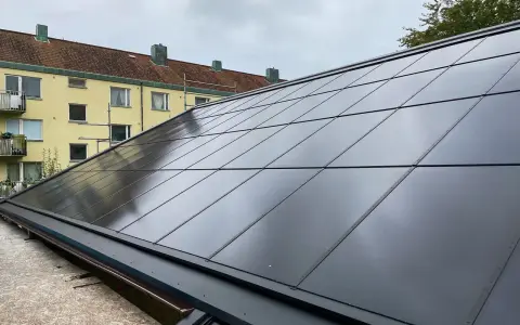 Nya solpaneler på taket, en investering för framtiden. Raymond Solar ser till att solen jobbar för oss.