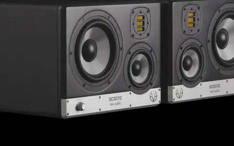 Dwa monitory studyjne EVE Audio SC307 z trzema przetwornikami każdy, idealne do precyzyjnego miksowania.