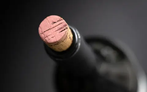 Otwórz wino bez korkociągu! 5 awaryjnych sposobów, które działają