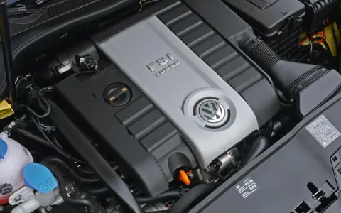 Silnik Volkswagen z napisem FSI TURBO. Widoczny jest symbol marki i elementy układu dolotowego.