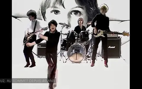 Le groupe rock irlandais U2, icône des années 80, en pleine performance.