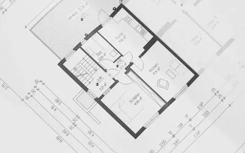 Grundriss mit Maßen: Terrasse, Küche, Bad, Wohnen, Schlafen. Die Flächenangaben helfen bei der Kalkulation der durchschnittlichen Nebenkosten.