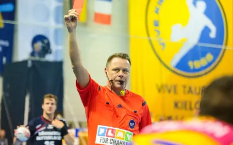 Sędzia pokazuje czerwoną kartkę, co oznacza co oznacza czerwona kartka w piłce ręcznej.