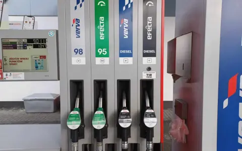 Dwie pompy paliwowe: jedna z oznaczeniem benzyna (98, 95), druga z oznaczeniem diesel. Wybór między benzyną a ropą.