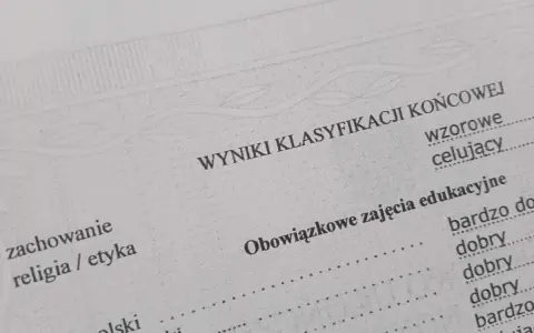 Wyniki klasyfikacji końcowej, kluczowe dla podania do szkoły średniej. Widoczne oceny z zachowania, religii i języka polskiego.