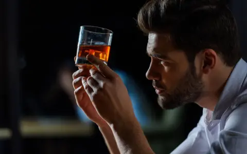 Facet cieszy się z whisky jak dziecko – radość z każdej kropli