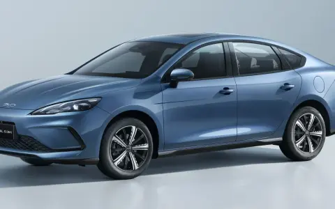 Niebieski BYD Seal 5 DM-i, elegancki sedan z panoramicznym dachem, prezentuje się na jasnym tle.