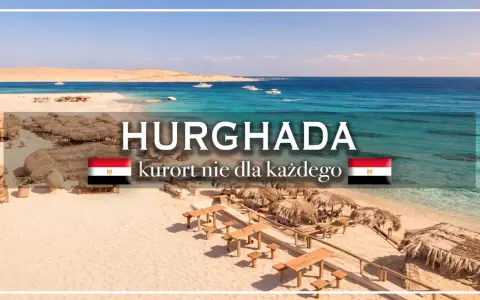 Hurghada, Egipt. Temperatura w grudniu idealna na plażowanie. Piękna plaża, turkusowa woda, łodzie na morzu.