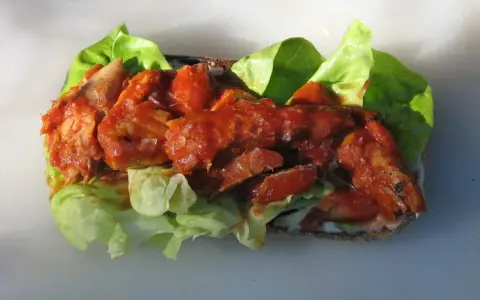 Enkel smörgås med makrill i tomatsås, sallad och en klick majonnäs. Ett snabbt och gott recept för en lunch.