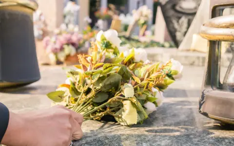 Kto sprząta wieńce po pogrzebie? Wszystko o porządkach na grobie