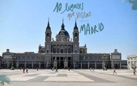 Palacio Real de Madrid con gente paseando en la plaza y texto "10 lugares que visitar en Madrid".