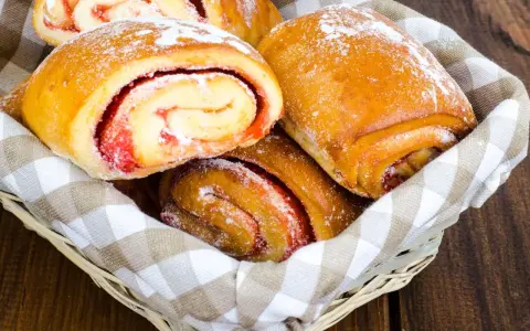 Koszyk pełen pysznych, domowych drożdżówek z dżemem. Ania gotuje i piecze z pasją, a te słodkości to dowód jej talentu.