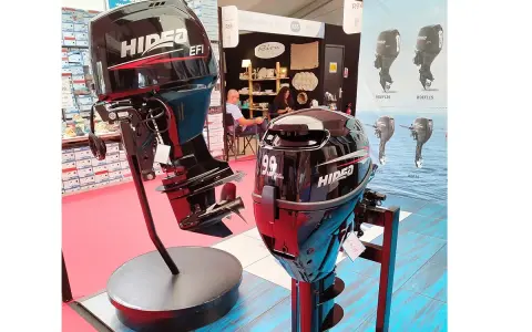 Deux moteurs hors-bord HIDEA EFI, un 9.9 CV et un plus grand, sont exposés. Les avis sur les moteurs HIDEA sont positifs.
