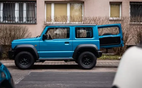 Pojemność baku Suzuki Jimny - ile litrów paliwa naprawdę zmieścisz?