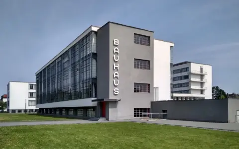 Bâtiment emblématique du mouvement Bauhaus, avec son architecture fonctionnelle et ses grandes fenêtres vitrées.
