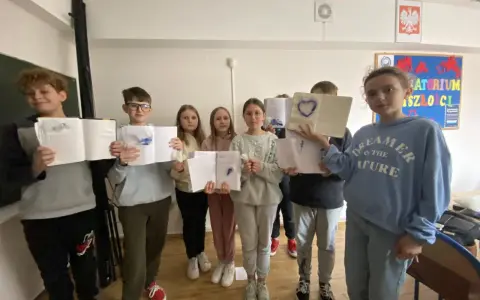 Dzieci prezentują swoje prace, które przypominają ikarowe loty ku marzeniom.