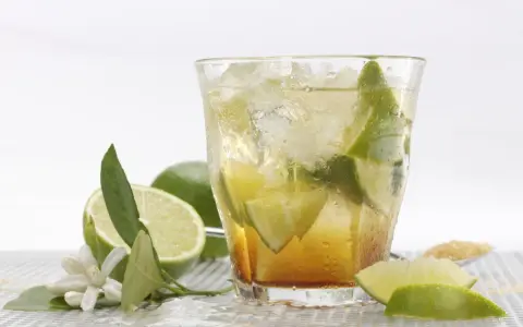 Orzeźwiająca Caipirinha z limonką i lodem. Idealny przepis na lato.
