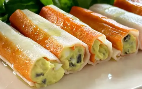 Canelones de verano rellenos de aguacate y huevo, listos para disfrutar en un día soleado.