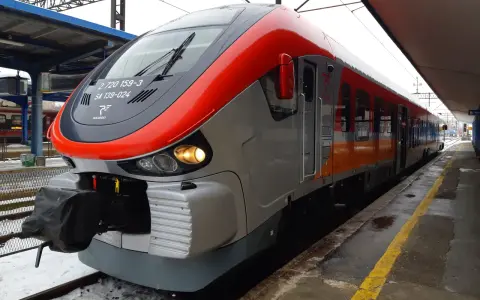 Nowoczesny pociąg Polregio na stacji, gotowy do podróży z Olsztyna do Warszawy.