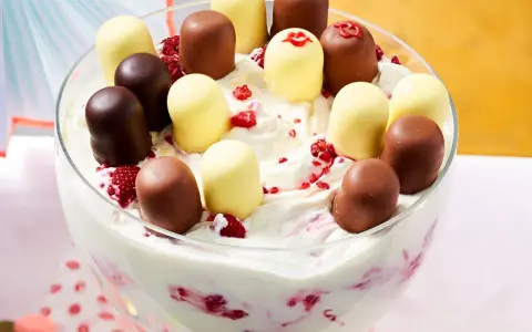 Cremiges Dessert mit Himbeeren und Schoko-Bällen. Perfekte nachtisch ideen für jeden Anlass!