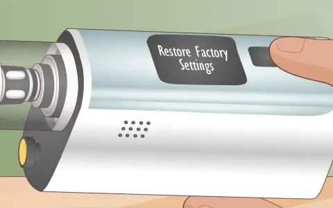 Mano ajustando un vapeador sin atomizador. La pantalla muestra "Restaurar configuración de fábrica".