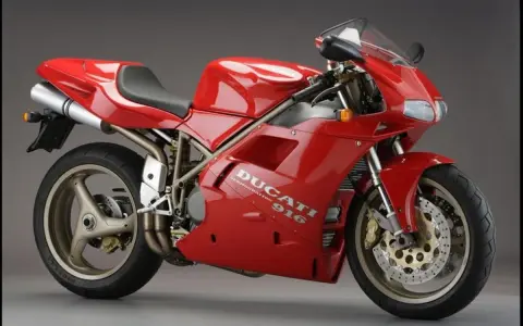 Ducati 916 rossa fiammante, un capolavoro di design, la moto più bella di tutti i tempi.