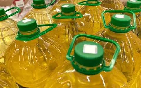 Wiele butelek oleju Kujawskiego w sklepie. Czy olej Kujawski jest zdrowy? To pytanie zadaje sobie wielu konsumentów.