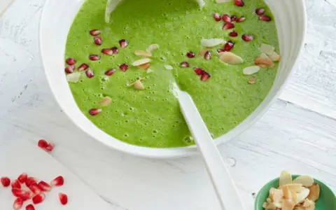 Grüne Suppe mit Granatapfelkernen und Mandelblättchen. Ein leckeres Petersilienwurzel Rezept für den Frühling.