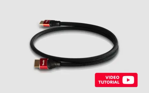 Un câble optique Teufel, noir tressé, sert à transmettre des signaux audio numériques de haute qualité.