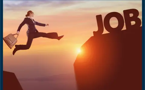 Donna salta verso la scritta "JOB", un'immagine che simboleggia come trovare lavoro senza esperienza.