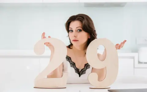 Kobieta z numerem 29, który może być jej szczęśliwy numer mieszkania.