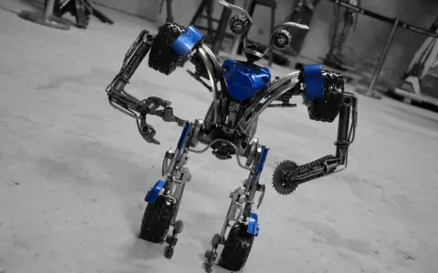 Metalowy robot z niebieskimi akcentami, wyglądający jakby właśnie opuścił fabrykę robotów w Mosznej.