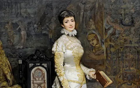 Portret Heleny Modrzejewskiej, symbolizujący jej bogatą biografia. Aktorka w bogatej sukni trzyma książkę, w tle malowidła.