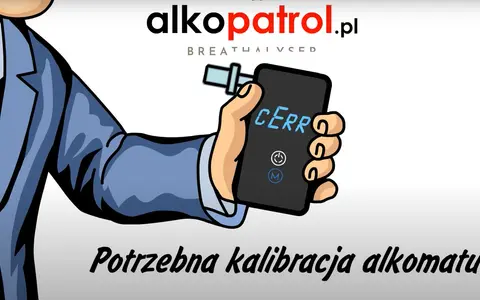 Ręka w garniturze trzyma alkomat z napisem "CERR".