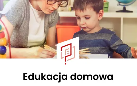 Kobieta z okularami i chłopiec w pasiastej bluzce uczą się w domu. Edukacja domowa to świetna przygoda.
