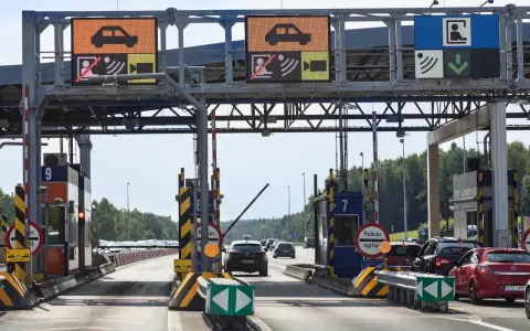 Na bramkach autostrady A4 widać znaki informujące o poborze opłat.