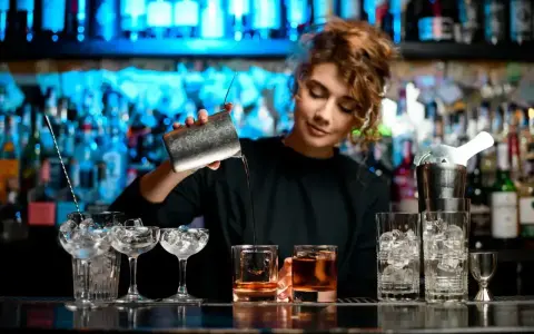 Barman w Warszawie przygotowuje drinki. Ciekawe, ile zarabia barman w Warszawie?