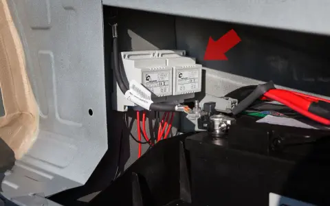 Renault Master: gdzie jest akumulator? Widać tu moduły ładowania i kable podłączone do akumulatora.