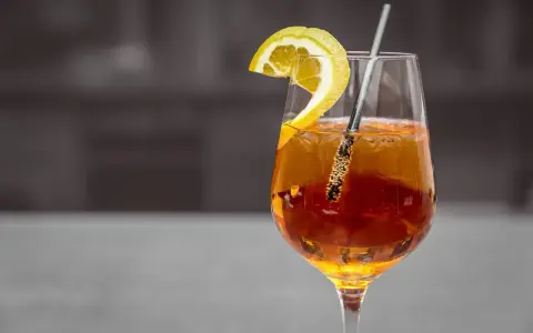 Orzeźwiający drink z plasterkiem cytryny i słomką. Zastanawiasz się, metaxa co to? To grecki destylat, który może być bazą dla takich pyszności.