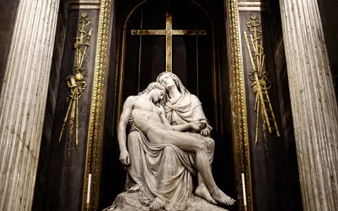Kamienna Pieta w kościele, symbol cierpienia i miłości matczynej, przypomina o trudnych dniach powszednich i nadziei.