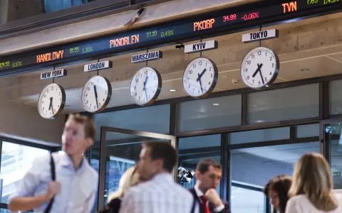 Zarobki stewardessy LOT: Od 4500 do 12000 zł? Pełna analiza