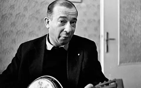 Jerzy Putrament, z gitarą w dłoniach, jakby inspirowany do tworzenia nowych utworów.