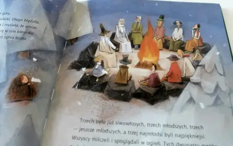 Ilustracja z porazińskiej baśni o 12 miesiącach. Ludzie siedzą przy ognisku, przypominając dwunastu braci.