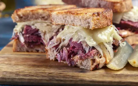 Kanapka z pastrami, kiszoną kapustą i serem. Tak wygląda pyszne pastrami co to jest, czyli wołowina w przyprawach.