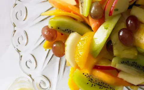 Bunter Obstsalat mit Kiwi, Mango, Trauben und Orange – ein einfaches obstsalat rezept für den Sommer.