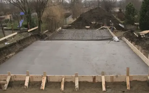 Budowa fundamentów: wylany beton, zbrojenie i szalunki. Jaki beton na fundament wybrać, by był trwały?