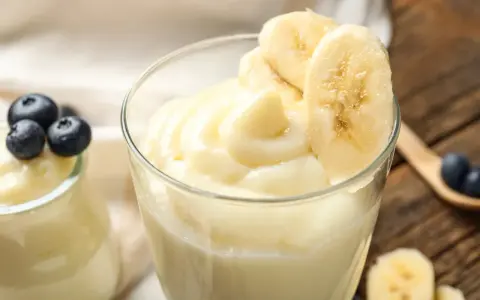 Pyszny deser, jak zrobić pudding proteinowy. Kremowy pudding z bananem i borówkami.