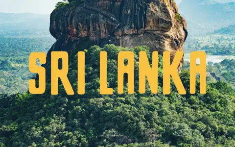 Sigiriya, en ikonisk stad i Asien, Sri Lanka, reser sig ur djungeln. En trappa leder uppför den imponerande klippan.