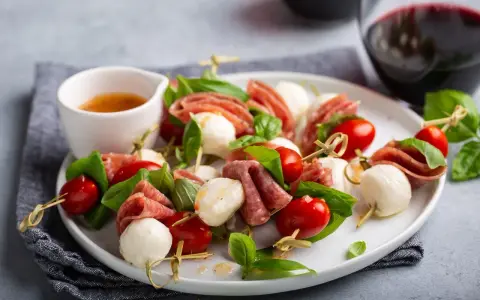 Szukasz odpowiedzi, czy mozzarella jest lekkostrawna? Te apetyczne szaszłyki z mozzarellą, pomidorkami i salami to dowód, że tak!